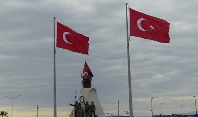 İskenderun&#039;da yıldızsız Türk Bayrağı tepki çekti