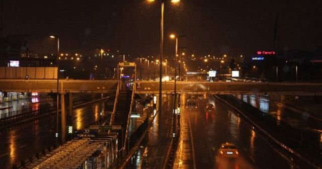 İstanbul&#039;da aksam saatlerinde yağmur etkisini gösterdi