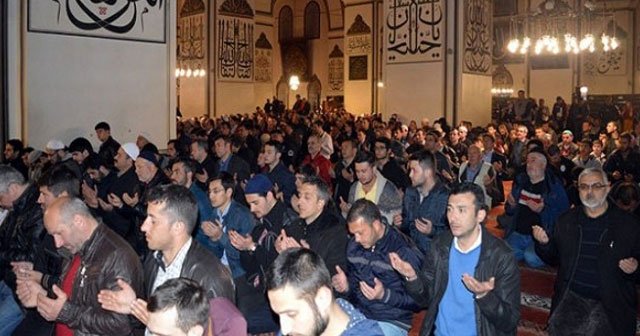 İstanbul’da vatandaşlar camilere akın etti