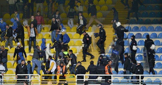 İzmir derbisinde olaylar çıktı