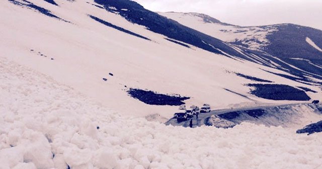 Karayolları ekibinin üzerine çığ düştü