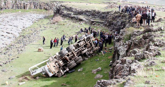 Kayalıklardan düşen kamyonda sıkışan şahıs kurtarıldı