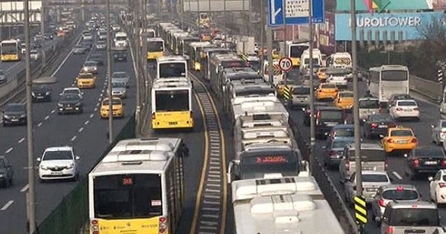 Metrobüs arızalandı! Uzun kuyruklar oluştu