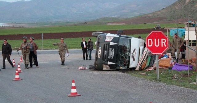 Mevsimlik işçileri taşıyan minibüs devrildi, 22 yaralı