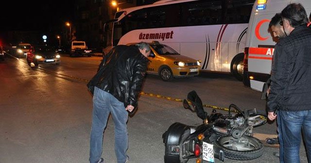 Motosiklet sürücüsü otomobil altında kaldı