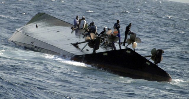 Mülteci taşıyan gemi battı, 21 ölü