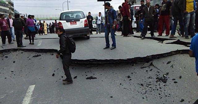 O ülkede korkunç deprem! Caddeler kağıt gibi bölündü