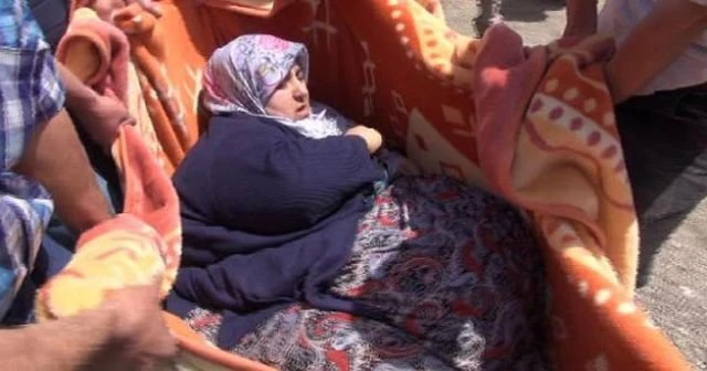 Obezite hastası kadını 6 kişi battaniyeyle taşıdı