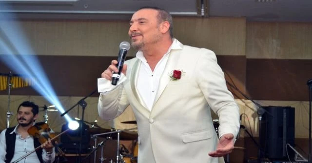Şarkıcı Cenk Eren sahnede bir anda yığıldı kaldı