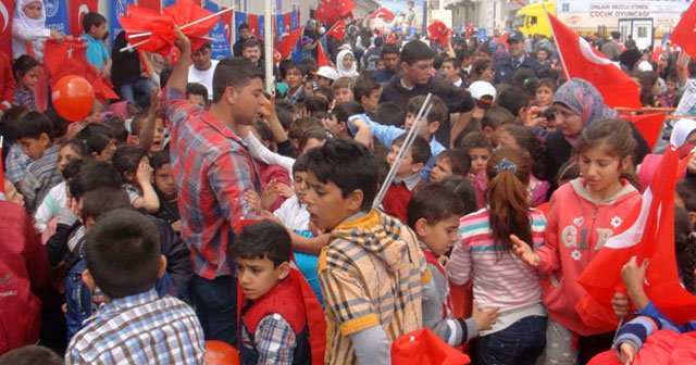 Suriyeli çocuklar Türk bayrağı almak için birbirini ezdi