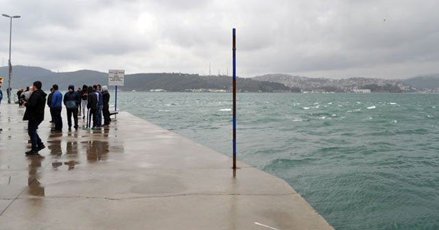 Tarabya’da otomobil denize uçtu, 2 yaralı