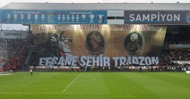 Trabzonspor taraftarından pankart şov