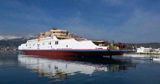 Van Gölü&#039;nde çalışacak feribotların ilki suya indirildi