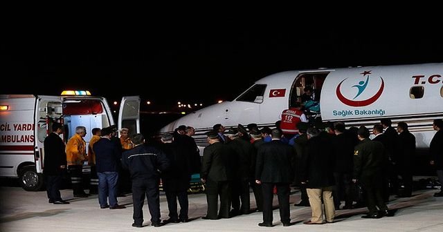 Yaralı askerler ambulans uçakla Ankara&#039;ya getirildi