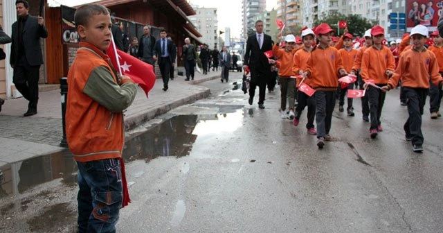 Yaşıtları bayram yaptı, 7 yaşındaki Efe bayrak sattı