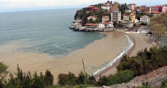 Zonguldak&#039;ta deniz çamur rengini aldı