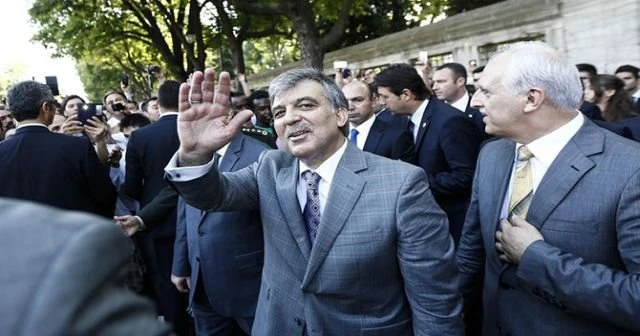 Abdullah Gül'e ulaşmak için birbirleriyle yarıştılar