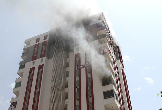 Adana&#039;da korkutan yangın