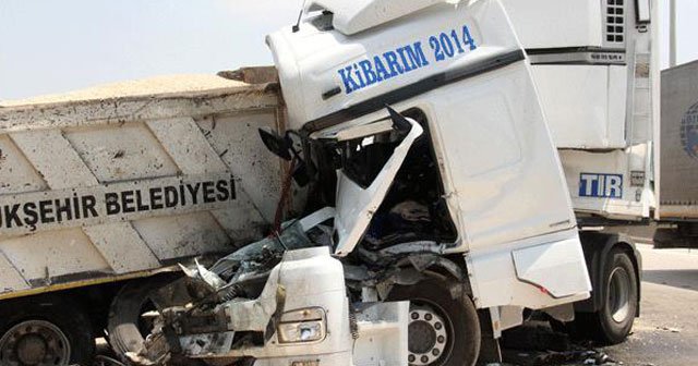 Adana&#039;da TIR kamyona çarptı, 3 yaralı