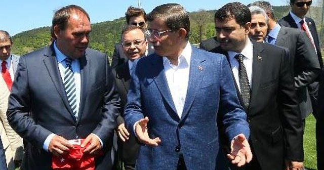 Ahmet Davutoğlu TFF&#039;nin tesislerini ziyaret etti