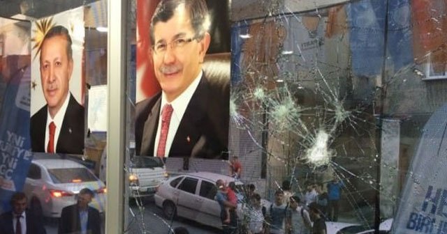 AK Parti Seçim İrtibat Bürosu&#039;na taşlı saldırı