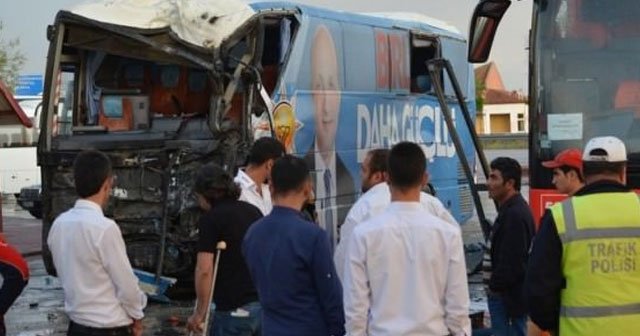 AK Parti seçim otobüsü kaza yaptı, 3 yaralı