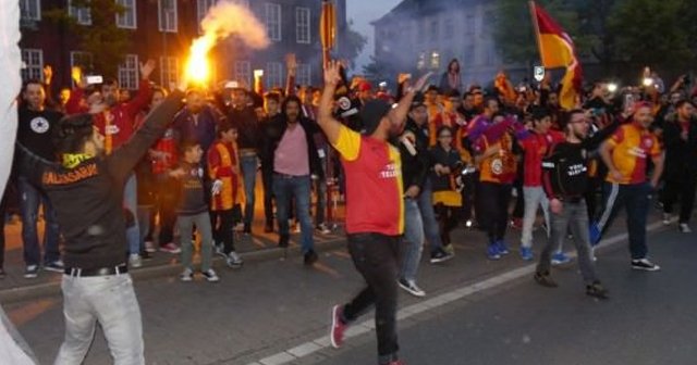 Almanya&#039;daki Galatasaraylılar sokağa döküldü