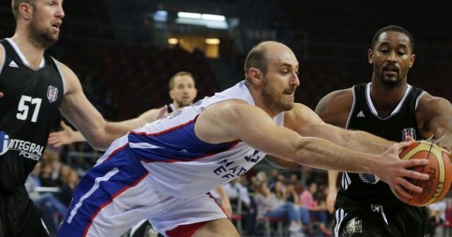 Anadolu Efes derbide uzattı ama bırakmadı