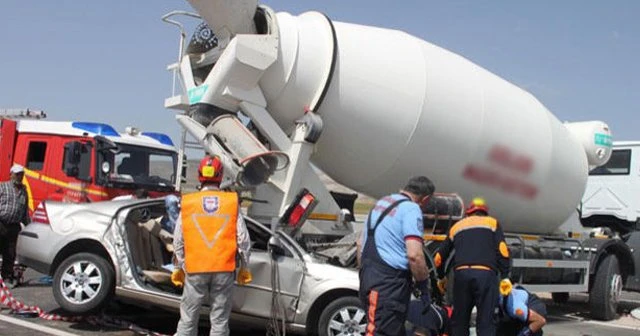 Ani &#039;U&#039; dönüşü kaza getirdi, 3 ölü