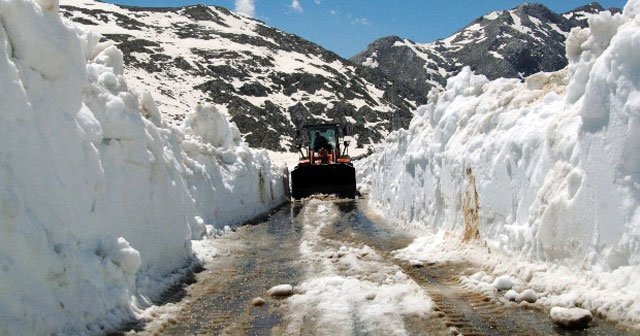 Antalya&#039;da hayrete düşüren kar manzarası