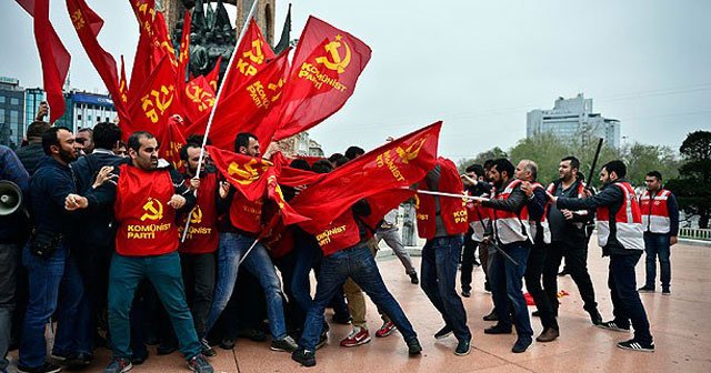 Ara sokaktan Taksim&#039;e çıkan gruba müdahale