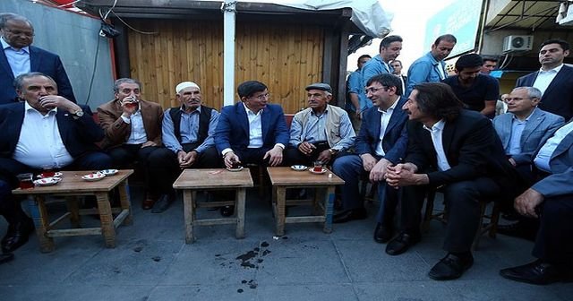 Başbakan Davutoğlu Diyarbakır&#039;da vatandaşlarla çay içti