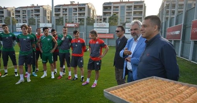 Başbakan Davutoğlu’ndan Bursaspor’a baklava jesti