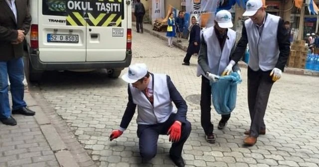 Başkan temizlikçi kıyafeti giyip çöp topladı