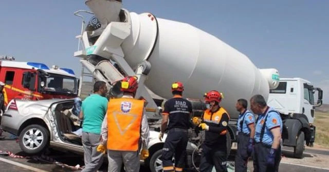 Beton mikseri otomobili biçti, 3 ölü 1 yaralı