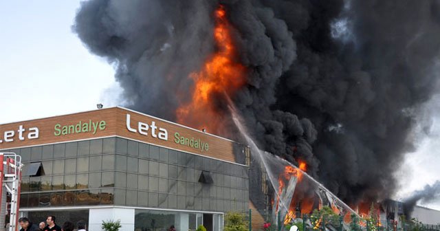 Bursa&#039;da sandalye fabrikası alev alev yandı