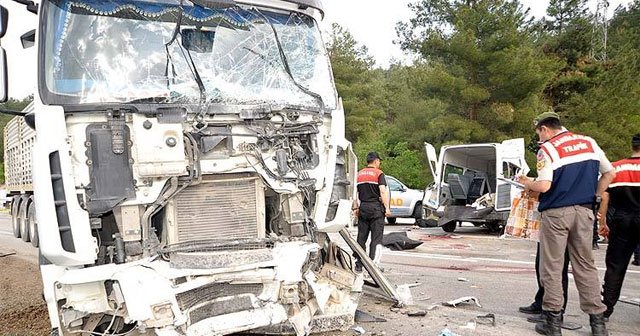 Cezaevi minibüsü TIR&#039;la çarpıştı, 3 ölü