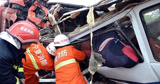 Çin&#039;de yolcu otobüsü uçuruma yuvarlandı, 35 ölü