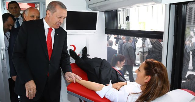 Cumhurbaşkanı Erdoğan&#039;dan kan bağışı çadırına ziyaret