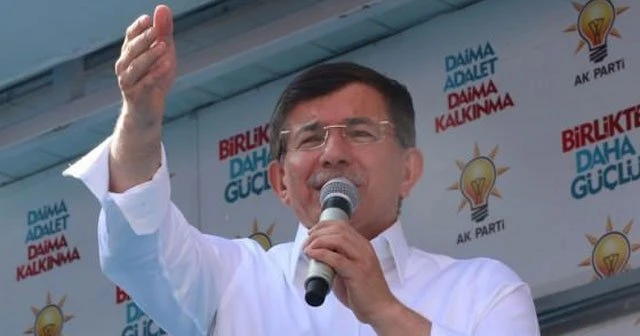 Davutoğlu, 'Biz destan yazarız, onlar nal toplar'