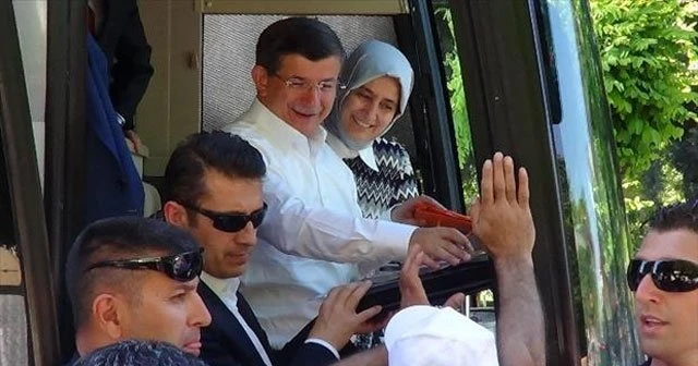 Davutoğlu’na posterini imzalattı