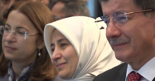 Davutoğlu'nun gözleri doldu