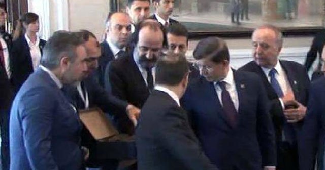 Davutoğlu, siyasi hayatında ilk kez bir hediyeyi kabul etti