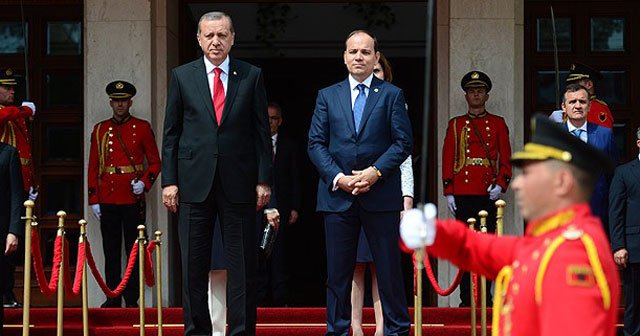 Erdoğan Arnavutluk&#039;ta resmi törenle karşılandı