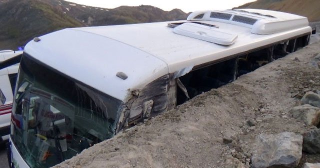 Erzincan’da öğrencileri taşıyan otobüs kaza yaptı, 23 yaralı