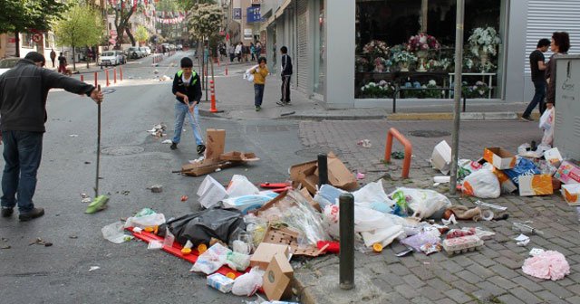 Eylemciler dağıttı, esnaf yolları temizledi