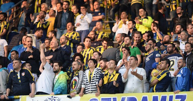 Fenerbahçe tribünlerinden tepki