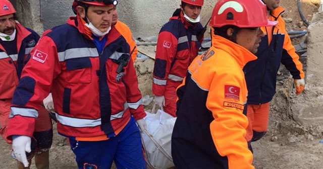 Göçükte toprak altında kalan işçinin cansız bedenine ulaşıldı