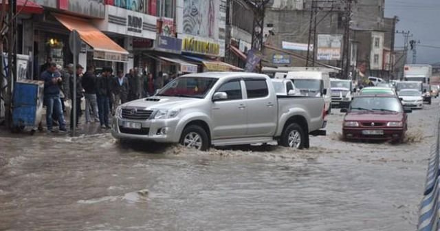 Hakkari&#039;de yollar dere yatağına döndü