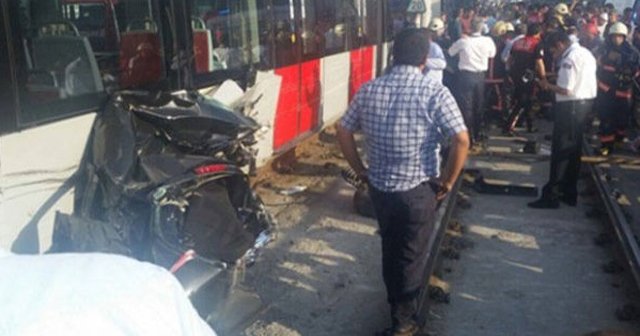 İstanbul&#039;da feci kaza, tramvay aracı biçti